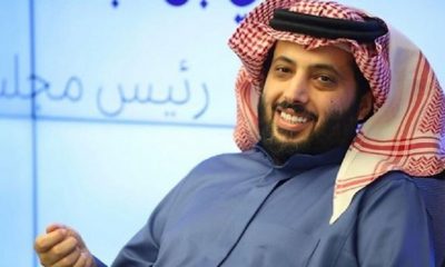 سجدة تركي آل الشيخ على أرض المطار تحصد 10 ملايين مشاهدة في 16 ساعة فقط (فيديو)