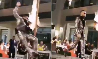 شاهد لحظة سقوط محمد رمضان على مسرح بالإمارات