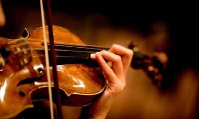 بالفيديو.. مصاب بكورونا يعزف على الكمان في العناية المركزة