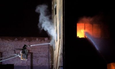 حريق في مستودع لمهاجرين قرب برشلونة ومقتل وإصابة نحو 20 شخصا (فيديو)