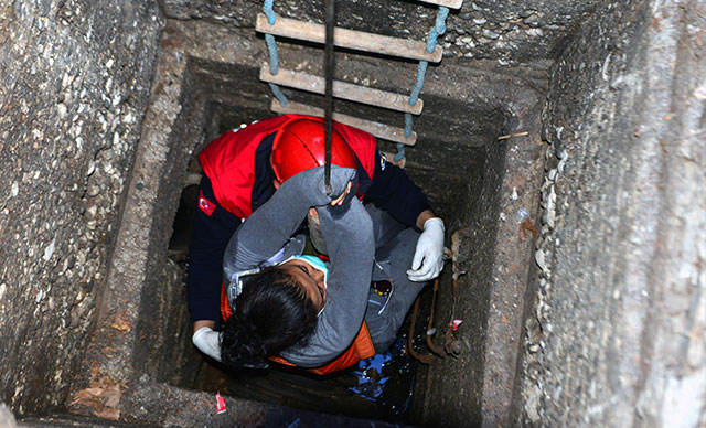 سقوط امرأة تركية حامل بحفرة عمقها 6 أمتار (صور)