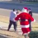 بابا نويل يحبط عملية سرقة أمام متجر (فيديو)