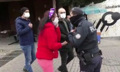 مشهد مروع في بورصة: فتاة تهين أفراد الشرطة وترفض ارتداء القناع (فيديو)