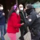 مشهد مروع في بورصة: فتاة تهين أفراد الشرطة وترفض ارتداء القناع (فيديو)