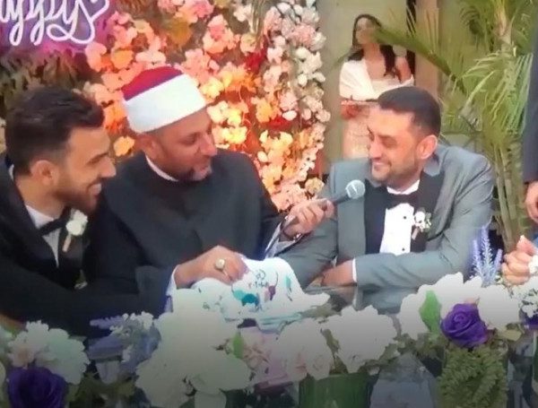 شاهد: كلمات مؤثرة لوالد عروس أثناء عقد قرانها تُبكي حفل زفاف بأكمله