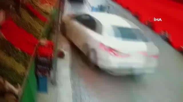 شاهد بالفيديو لحظة فقدان سائق السيطرة على سيارته باسطنبول