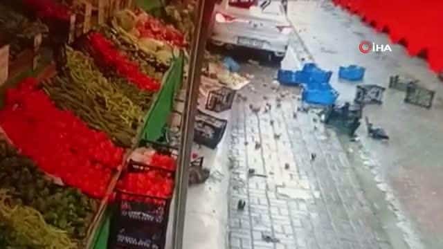 شاهد بالفيديو لحظة فقدان سائق السيطرة على سيارته باسطنبول