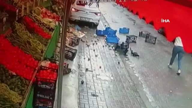 شاهد بالفيديو لحظة فقدان سائق السيطرة على سيارته باسطنبول