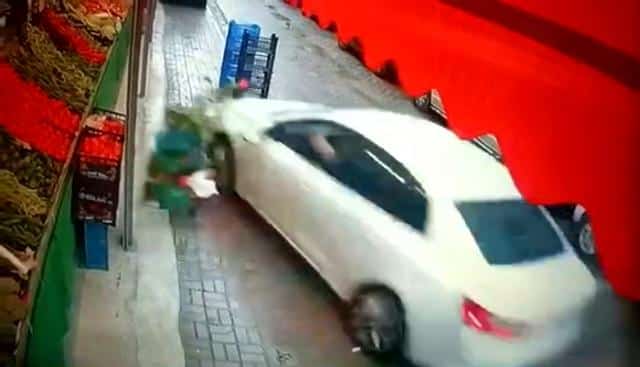 شاهد بالفيديو لحظة فقدان سائق السيطرة على سيارته باسطنبول