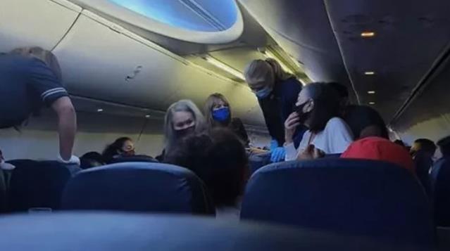 شاهد: وفاة مريض بفيروس كورونا على متن طائرة أمريكية