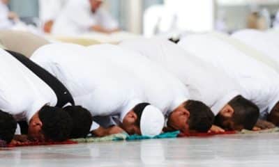 صورة تثير جدلاً واسعاً... هل صلت امرأة إماما بالمصلين في مسجد بالإمارات