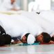 صورة تثير جدلاً واسعاً... هل صلت امرأة إماما بالمصلين في مسجد بالإمارات