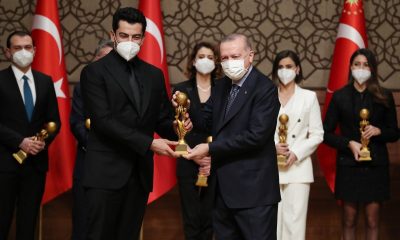 “المؤسس عثمان”.. أردوغان يكرم بطل المسلسل كأفضل ممثل تركي