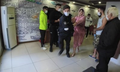 سائحة عربية تتشاجر مع صديقها وتقوم بتحطيم أثاث غرفة الفندق في تقسيم.. فيديو