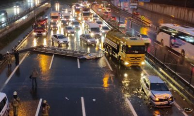 إسطنبول... حوادث سير بسبب سقوط لافتة الاتجاه في وسط الطريق (فيديو)
