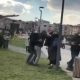 إسطنبول.. سيدة تدخلت لفض مشاجرة فحصلت الصدمة (فيديو)