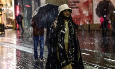 السياح يستمتعون في تساقط الثلوج باسطنبول (صور)