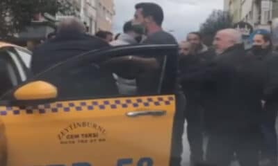 إسطنبول.. شجار بين سائق تكسي وزميله ونهاية غير متوقعة (فيديو)