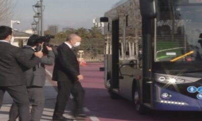 الرئيس أردوغان يستقل حافلة بدون سائق خلال توجهه إلى اجتماع مجلس الوزراء.. فيديو