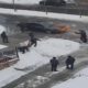 إسطنبول...اندلاع حريق بمحرك سيارة وإخماده بكرات الثلج(فيديو)