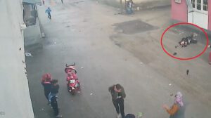سقطت من الشرفة.. نهاية قصة احتجاز رجل لزوجته بولاية أضنة (شاهد)