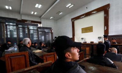 مصر.. مرتكب أغرب جرائم قتل يظهر لأول مرة خلال محاكمته ويتسبب في انفعال قاضي المحكمة (فيديو)