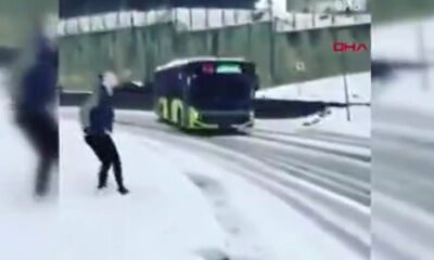 بالفيديو...هكذا انزلقت حافلة ركاب بسبب الجليد في إسطنبول