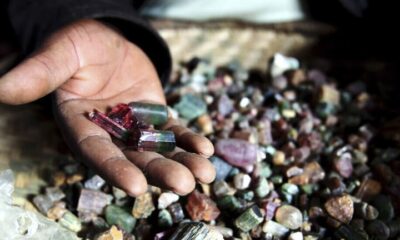 شقيقان يعثران على حجر نادر أغلى بـ500 مرة من الذهب! (صورة)