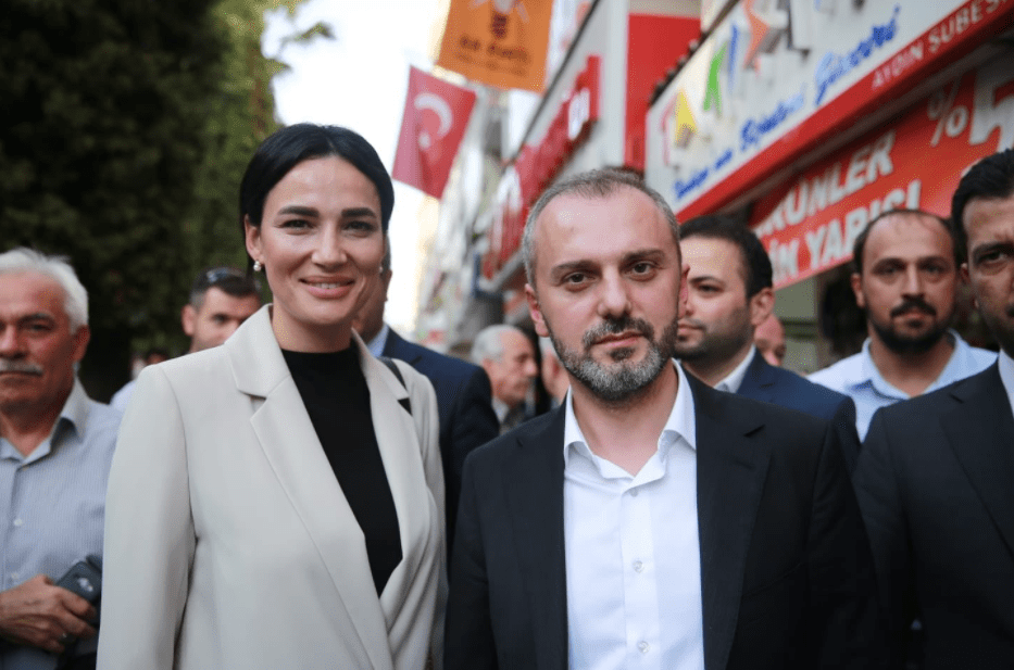 تركيا اليوم ملكة جمال تركيا تخطف الأضواء بمنصب رفيع في حزب أردوغان ملكة جمال تركيا تخطف الأضواء بمنصب رفيع في حزب أردوغان