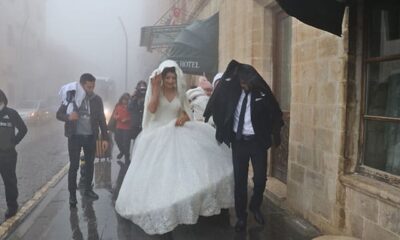 بالصور : الطقس السيئ يفسد فرحة عروسين تركيين