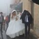 بالصور : الطقس السيئ يفسد فرحة عروسين تركيين