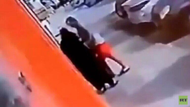 في وضح النهار.. واقعة تحرش بامرأة في جدة تفجر غضبا في السعودية! (فيديو)