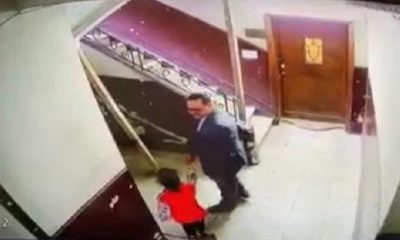 فيديو لرجل يتحرش بطفلة يثير غضباً عارماً بمصر.. ضبطته كاميرا مراقبة، وهنيدي يصفه بـ”الوحش”