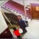 فيديو لرجل يتحرش بطفلة يثير غضباً عارماً بمصر.. ضبطته كاميرا مراقبة، وهنيدي يصفه بـ”الوحش”