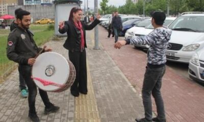 سيدة تركية تحتفل رقصاً بطلاقها أمام باب المحكمة (فيديو)