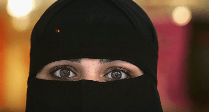 سعودية تستعيد بصرها بعد 5 أعوام والسبب “المنظفات” (فيديو)