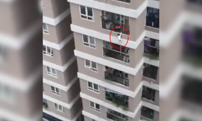 عامل توصيل يلتقط طفلة أثناء سقوطها من الطابق الـ12