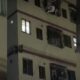 شاهد : رد فعل سريع ينقذ فتاة سقطت من الطابق الرابع