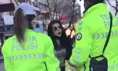 لا يوجد فيروس كورونا.. تركية ترفض ارتداء الكمامة والشرطة تتعامل معها