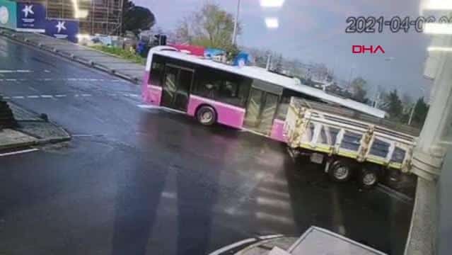 تركيا اليوم بالفيديو... حادث مروع بين حافلة مواصلات عامة وشاحنة باسطنبول بالفيديو... حادث مروع بين حافلة مواصلات عامة وشاحنة باسطنبول
