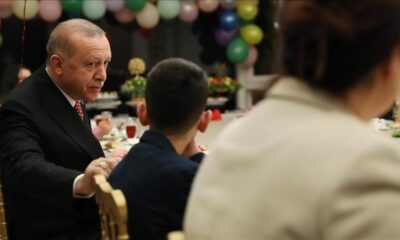 أردوغان يتناول وجبة الإفطار مع الأطفال في عيدهم (صور)