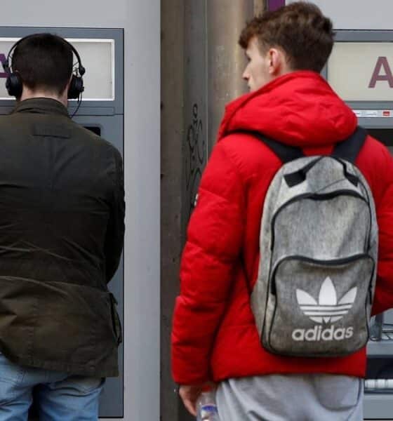 ماذا يحدث إذا لم تقم بإرجاع الأموال التي تم إيداعها عن طريق الخطأ في حسابك؟