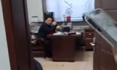 موظفة تضرب رئيسها في العمل بالمكنسة بعد تحرشه بها (فيديو)