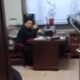 موظفة تضرب رئيسها في العمل بالمكنسة بعد تحرشه بها (فيديو)