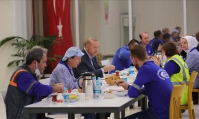 في يوم العمّال العالمي.. أردوغان يشارك العمّال إفطارهم باسطنبول (صور)