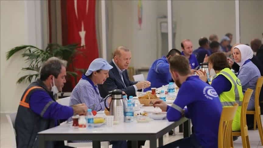 تركيا اليوم في يوم العمّال العالمي.. أردوغان يشارك العمّال إفطارهم باسطنبول (صور) في يوم العمّال العالمي.. أردوغان يشارك العمّال إفطارهم باسطنبول (صور)