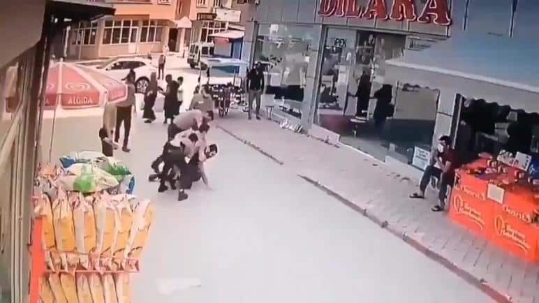 تركيا اليوم الإعلام التركي يطالب بمحاسبة عناصر من الشرطة ضربوا مواطناً بسبب الكمامة (شاهد) الإعلام التركي يطالب بمحاسبة عناصر من الشرطة ضربوا مواطناً بسبب الكمامة (شاهد)