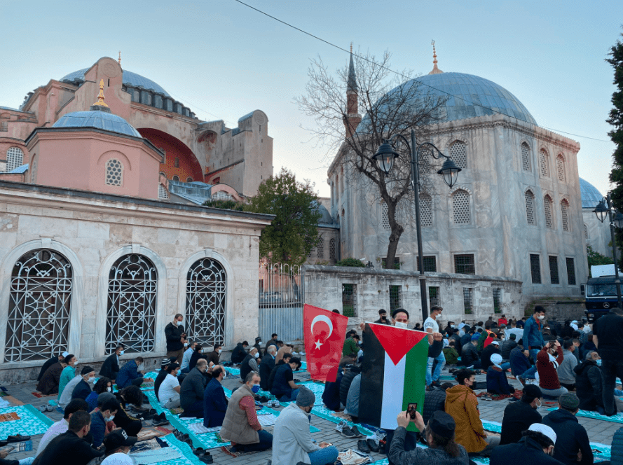 تركيا اليوم إقامة صلاة عيد الفطر في آيا صوفيا باسطنبول لأول مرة منذ 87 عامًا (شاهد) إقامة صلاة عيد الفطر في آيا صوفيا باسطنبول لأول مرة منذ 87 عامًا (شاهد)
