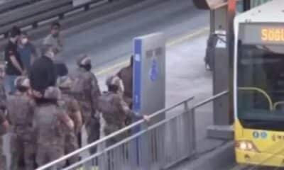 مواطن يحتجز سائق حافلة "متروبوس" كرهينة في إسطنبول (فيديو)