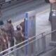مواطن يحتجز سائق حافلة "متروبوس" كرهينة في إسطنبول (فيديو)